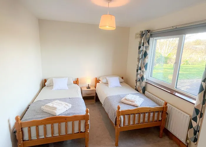 Honeybee Valentia By Trident Homes בית נופש Chapeltown